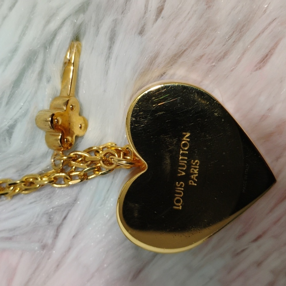 LOUIS VUITTON
Authentic Louis Vuitton
Resin 'Lock Me' Heart Pendant Necklace - Picture 13 of 16